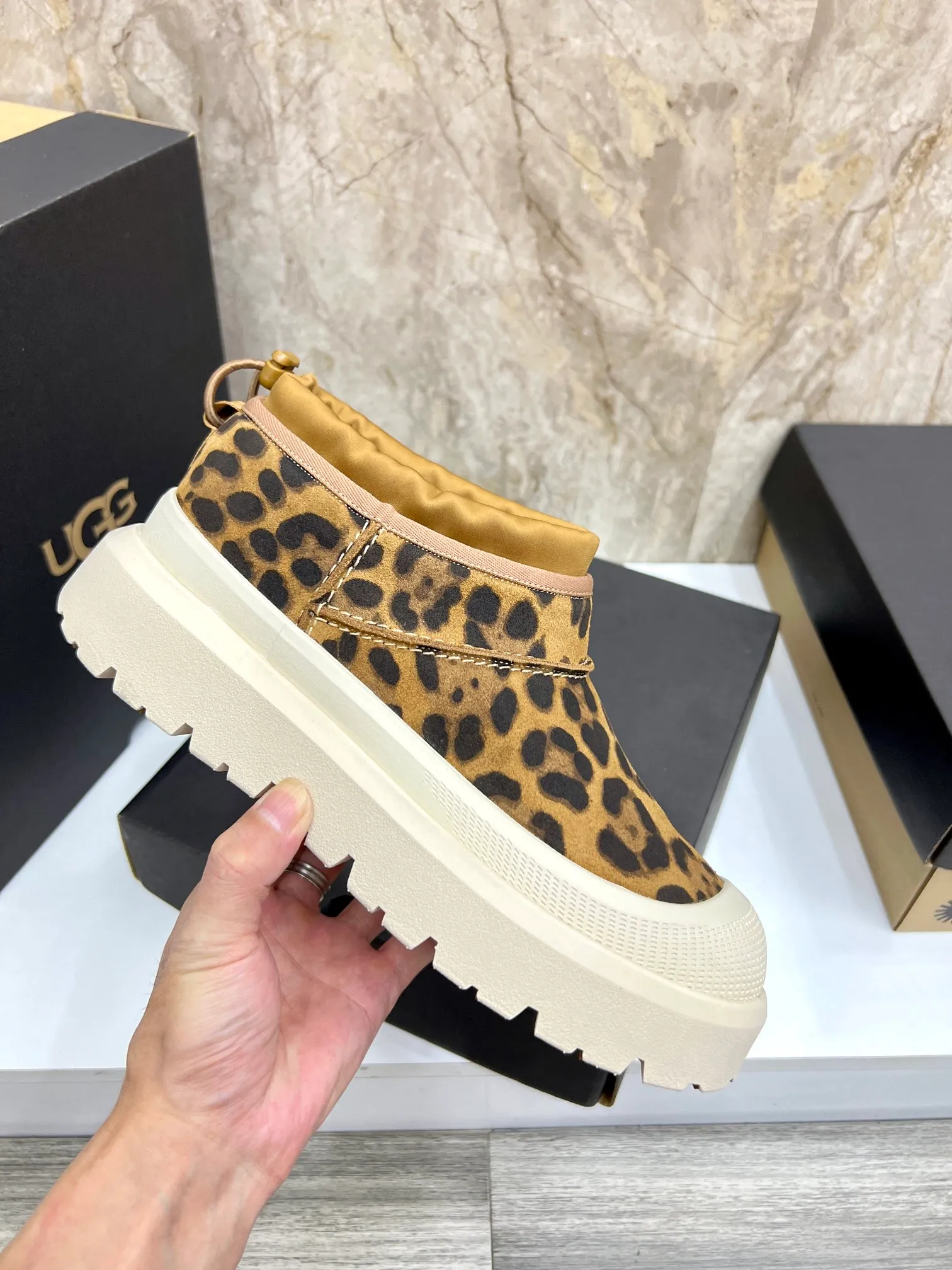 Men's men's shoes💰: 💰540💰Couple model👫 UGG Tasman Weather Hybrid one-second snow boots👢 Wang Yibo's same 👏 classic Tasman shoe is designed with environmentally friendly waterproof and snowproof material, which is both fashionable and functional. At the same time, it is paired with the new UGG Keen furry color-blocked jacket. Bright orange and maroon collide to create a new light outdoor style and open up a new travel experience in early autumn! Using the best materials, the 17mm fur-integrated surface is warmer and more breathable, and the outsole is upgraded to a lightweight and wear-resistant light wing technology outsole! Size: Women’s size 35-40 / Men’s size 38–44 (45 customized) Official website color